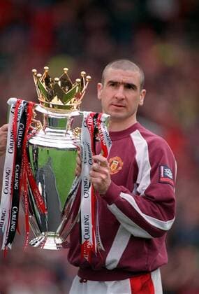 Eric Cantona (Manchester United) mit dem Meisterpokal -  Fußball Herren English Premier League 1996 1997, 1. Englische Liga, Manchester United, ManU, Vneg Einzelbild Manchester Freude,