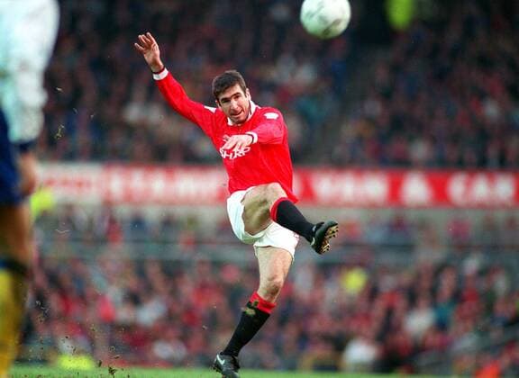 Eric Cantona (Manchester United) zieht ab -  Fußball Herren English Premier League 1993 1994, Manchester United, ManU, Vneg Einzelbild Manchester Dynamik,