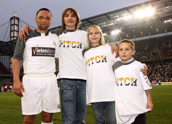 Thomas Häßler (Deutschland, li.) mit seinen Kindern, v.li.: Fabio, Jasmin und Jordi Fußball Herren Thomas Häßlers Abschiedsspiel 2005, Abschied Gruppe Köln