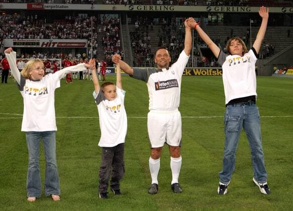 Thomas Häßler (Deutschland, 2.v.re.) - Schlussjubel mit seinen Kindern, v.li.: Jasmin, Jordi und Fabio Fußball Herren Thomas Häßlers Abschiedsspiel 2005, Abschied Gruppe Köln Begeisterung, Freude,