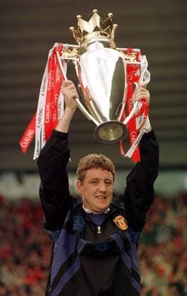 Steve Bruce (Manchester United) jubelt mit dem Meisterpokal -  Fußball Herren English Premier League 1995 1996, 1. Englische Liga, Manchester United, ManU Einzelbild Middlesbrough Freude,