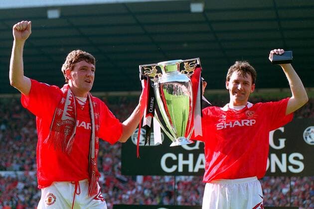 Steve Bruce (li.) und Bryan Robson (beide Manchester United) jubeln mit dem Meisterpokal -  Fußball Herren English Premier League 1993 1994, 1. Englische Liga, Manchester United, ManU, Englischer Meister Gruppe Manchester Harmonie, Freude,