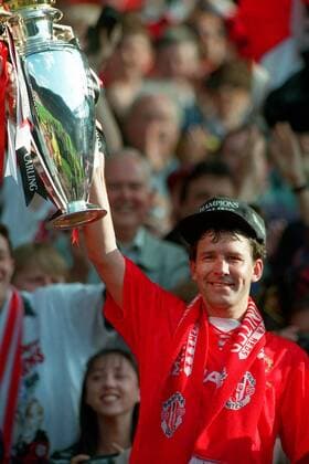 Bryan Robson (Manchester United) jubelt mit dem Pott -  Fußball Herren English Premier League 1993 1994, 1. Englische Liga, Manchester United, ManU Einzelbild Manchester Glück, Freude,