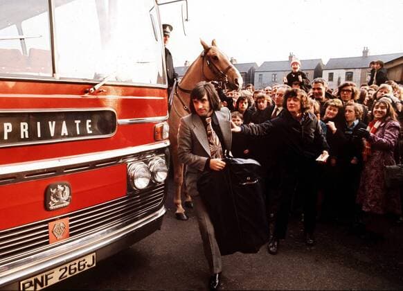 George Best (Manchester United) wird bei der Ankunft von Fans umlagert und verschwindet schnell Richtung Stadiongelände -  Fußball Herren English First Division 1971 1972, One, 1. Englische Liga, Manchester United Totale ManU o0 Zeitgeist 70er 70 er Jahre Derby o0 Verehrung Fanverehrung Idol Reiterstaffel