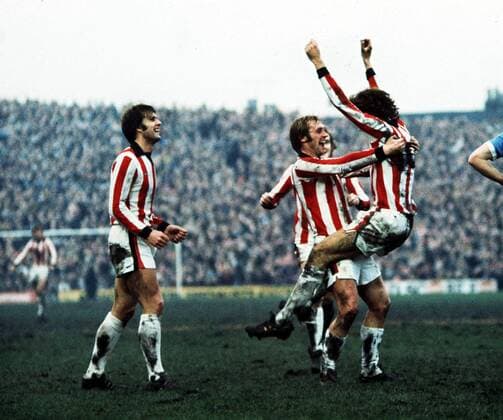 Torjubel Stoke City, v.li.: Alan Hudson, Geoff Hurst, Jimmy Greenhoff - Fußball Herren English First Division 1974 1975, One, 1. Englische Liga, Stoke City Gruppe Stoke Glück, Harmonie, Freude, Begeisterung,