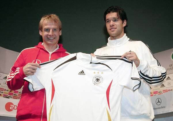 Bundestrainer Jürgen Klinsmann (li.) und Michael Ballack (beide Deutschland) präsentieren das neue Adidas Nationaltrikot für die Weltmeisterschaft 2006 Fußball WM Herren Nationalmannschaft 2005, Nationalteam, Pressekonferenz, PK, Pressetermin, Vorschau, Vorstellung Gruppe Sportartikelausrüster Köln