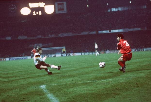 Thomas Häßler (Deutschland, li.) zieht ab und erzielt den 2:1 Siegtreffer, der die Qualifikation zur Weltmeisterschaft 1990 bedeutete Fußball Länderspiel Herren Weltmeisterschaftsqualifikation 1989, Qualifikation, Länderspiel, Nationalmannschaft, Nationalteam, Gruppe Köln Dynamik,