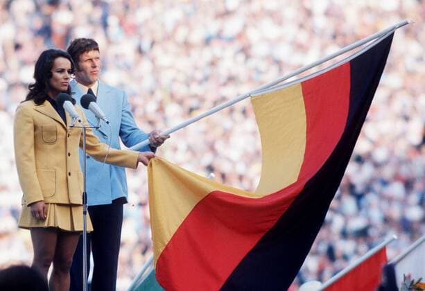 München 1972: Weitspringerin Heidi Schüller (BR Deutschland) spricht als erste Frau überhaupt den Olympischen Eid der Sportler, hi. Fahnenträger Detlef Lewe (BRD) Leichtathletik OS Sommer Damen Olympische Spiele 1972, Sommerspiele, Weitsprung, Weit, Eröffnung, Eröffnungsfeier, Zeremonie Gruppe Sportgeschichte München