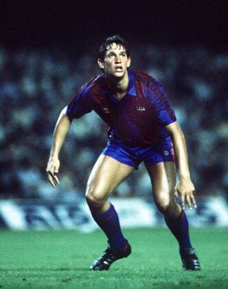 Gary Lineker (FC Barcelona) verfolgt gespannt das Geschehen -  Fußball Herren Primera Division 1986 1987, 1. Spanische Liga, FC Barcelona Einzelbild Madrid