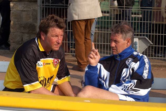 Hans Jürgen Dörner (Traditionself Dynamo Dresden, li.) und Eberhard Vogel (Traditionself FC Carl Zeiss Jena) am Spielfeldrand im Gespräch Fußball Herren Oldie Traditionsspiel 2003, 50. Vereinsjubiläum von Dynamo Dresden, Jubiläum, Traditionsmannschaft Gruppe o0 ex ehemalige Dresden Harmonie,