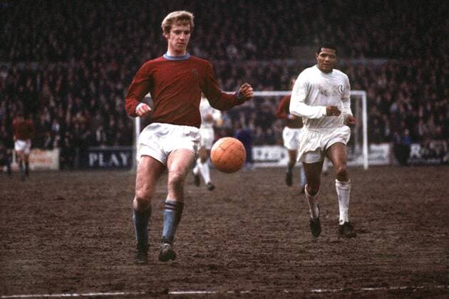 Jim Thompson (Burnley, li.) am Ball, dahinter Albert Johanneson (Leeds) -  Fußball Herren English First Division 1969 1970, One, 1. Englische Liga, Burnley FC - Leeds United 1:1 Totale Burnley Dynamik,