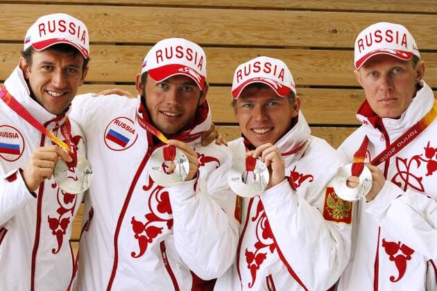 Team Rußland, Zweitplatzierter beim 4x7,5km Staffelrennen der Olympischen Spiele 2006 in Turin, präsentiert seine Medaillen, v.li. Pavel Rostovtsev, Nikolay Kruglov, Ivan Tcherezov und Sergei Tchepikov Biathlon OS Winter Herren Olympische Spiele Turin 2006, Winterspiele, Shooting, Fotoshooting, Fototermin Gruppe Russland, Russia Turin Aufmacher Freude,