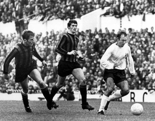 Jimmy Greaves (re., Tottenham Hotspurs) am Ball -  Fußball Herren English First Division 1968 1969, 1. Englische Liga, Tottenham Hotspur - Manchester City 1:1, Spurs Gruppe London