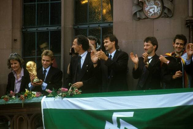 Siegesfeier auf dem Frankfurter Rathausbalkon v.li.: Thomas Häßler mit dem Weltpokal, Teamchef Franz Beckenbauer, Torwart Raimond Aumann, Günther Hermann und Pierre Littbarski (alle BR Deutschland) Fußball Länderspiel Herren Weltmeisterschaft 1990, Nationalmannschaft, Nationalteam, Empfang, Ankunft, Vdia Gruppe Frankfurter Römer, Rathausplatz Frankfurt M. Freude, Begeisterung,