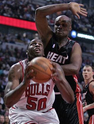 Michael Sweetney (Chicago Bulls, vorn) gegen Antoine Walker (Miami Heat) -  (CHI2006042707) Basketball Herren NBA 2005 2006, Chicago Bulls - Miami Heat 109:90, Play Off, Offs, Playoff, Playoffs, Gruppe Chicago Dynamik,