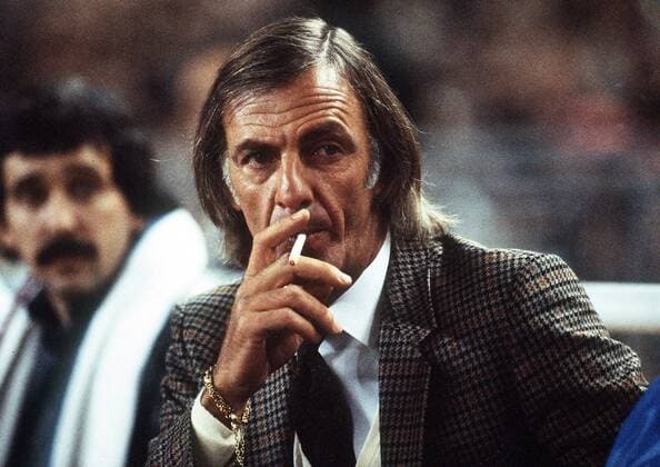 Trainer Cesar Luis Menotti (FC Barcelona) zieht an seiner Zigarette Fußball Herren Primera Division 1983 1984, 1. Spanische Liga, Saisonvorbereitung, Vorbereitung, FC Barcelona, Vdia Einzelbild Barcelona