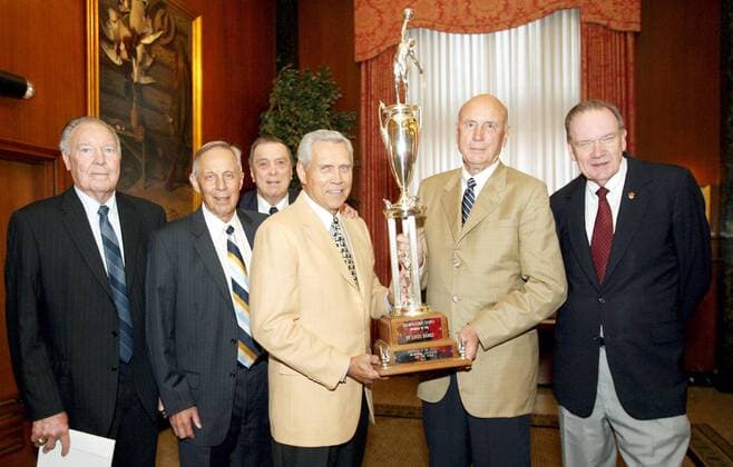 Wiedersehenstreffen der St. Louis Hawks Mannschaft von 1958, v.li.: Harry Gallatin, Al Ferrari, Charlie Share, Cliff Hagan, Bob Pettit und Ed Macauley präsentieren ihren Pokal von damals -  (slp2006051104) Basketball Herren NBA 2006, Wiedersehen, Ehemaligentreffen, Treffen, Hall of Fame, Legende, Legenden, Gruppe Meisterschaft, Pokal, Trophäe St. Louis