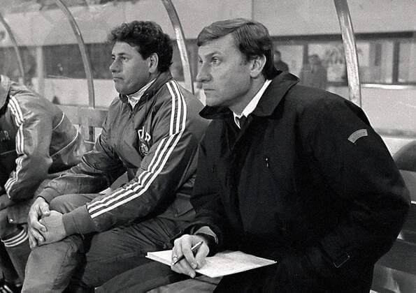 Nationaltrainer Eduard Geyer (re.) und sein Co Trainer Eberhard Vogel (beide DDR) während des letzten Länderspiels der DDR in Wien gegen Österreich Fußball Länderspiel Herren Weltmeisterschaftsqualifikation 1989, Qualifikation, Nationalmannschaft, Nationalteam, Gruppe Wien Spannung, Enttäuschung,