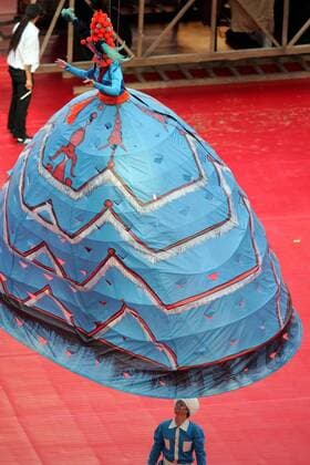 Eine schwebende Artistin in übergroßem Reifrock ist Teil der Show der Eröffnungsfeier der WM 2006 Fußball WM Herren Weltmeisterschaft 2006, Eröffnungsfeier, Eröffnung, Zeremonie, Feier Einzelbild München