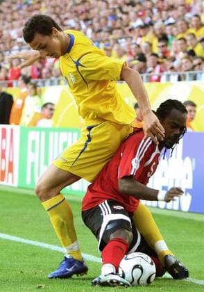 Zlatan Ibrahimovic (Schweden, li.) gegen Brent Sancho (Trinidad und Tobago) -  Fußball WM Herren WM 2006, Länderspiel, Nationalteam, Gruppe B, Nationaltrikot, Trinidad und Tobago - Schweden 0:0 Gruppe Dortmund Kampf, Fußball WM Herren WM 2006, Länderspiel, Nationalteam, Gruppe B, Nationaltrikot, Trinidad und Tobago - Schweden 0:0 Gruppe Dortmund Kampf,