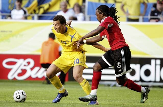 Zlatan Ibrahimovic (Schweden, li) gegen Brent Sancho (Trinidad und Tobago) -  Fußball WM Herren WM 2006, Länderspiel, Nationalteam, Gruppe B, Nationaltrikot, Schweden - Trinidad und Tobago 0:0 Gruppe Dortmund Dynamik, Fußball WM Herren WM 2006, Länderspiel, Nationalteam, Gruppe B, Nationaltrikot, Schweden - Trinidad und Tobago 0:0 Gruppe Dortmund Dynamik,