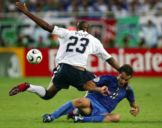 Eddie Pope (li., USA) gegen Alberto Gilardino (Italien) - Fußball Herren WM 2006, Länderspiel, Nationalteam, Nationaltrikot, Gruppe E, Italien - USA 1:1, Vdig Gruppe Aufmacher Kaiserslautern Dynamik, Kampf, Fußball Herren WM 2006, Länderspiel, Nationalteam, Nationaltrikot, Gruppe E, Italien - USA 1:1, Vdig Gruppe Aufmacher Kaiserslautern Dynamik, Kampf,