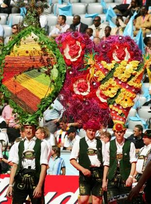 Eröffnungsfeier der WM 2006: Darstellerin bayerischen Trachten mit imposanten Kopfschmuck Fußball WM Herren WM 2006, Eröffnungsfeier, Feier, Zeremonie, Eröffnung, Rahmenprogramm, Show, Showprogramm, Vdig Gruppe München Fußball WM Herren WM 2006, Eröffnungsfeier, Feier, Zeremonie, Eröffnung, Rahmenprogramm, Show, Showprogramm, Vdig Gruppe München