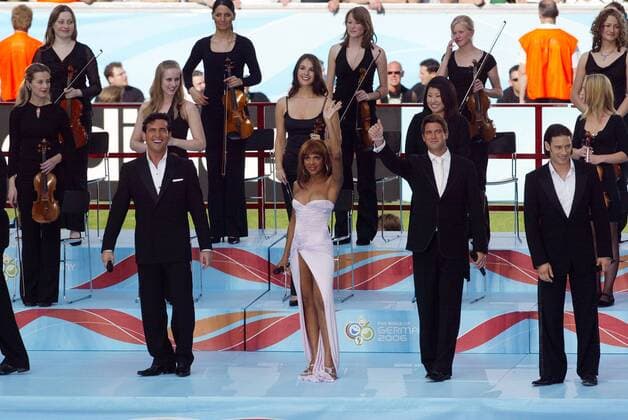 Eröffnungsfeier zur FIFA WM 2006: Sängerin Toni Braxton (USA) und die Il Divo Tenöre, v. li.: Carlos Marin (Spanien), Sebastian Izambard (Frankreich) und Toni Buhler (Schweiz) - (MUN2006060916) Fußball Herren WM 2006, Eröffnungsfeier, Eröffnung, Zeremonie, Feier, Gruppe München Fußball Herren WM 2006, Eröffnungsfeier, Eröffnung, Zeremonie, Feier, Gruppe München