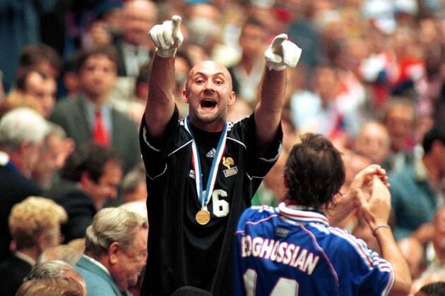 Weltmeister Frankreich - Torwart Fabien Barthez jubelt jemandem zu, daneben Alain Boghossian - (pan915) Fußball Länderspiel Herren WM 1998, Nationalmannschaft, Nationaltrikot, Finale, Endspiel Gruppe Paris, St. Denis, Saint Freude, Begeisterung, Fußball Länderspiel Herren WM 1998, Nationalmannschaft, Nationaltrikot, Finale, Endspiel Gruppe Paris, St. Denis, Saint Freude, Begeisterung,