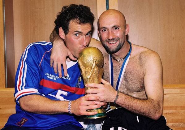 Weltmeister Frankreich - Laurent Blanc (li.) küßt den FIFA Weltpokal, daneben Torwart Fabien Barthez - (pan1359) Fußball WM Herren Nationalmannschaft 1998, Nationaltrikot, Länderspiel, Finale, Endspiel, Pokal, Trophäe Gruppe Paris, St. Denis, Saint Glück, Harmonie, Freude, Fußball WM Herren Nationalmannschaft 1998, Nationaltrikot, Länderspiel, Finale, Endspiel, Pokal, Trophäe Gruppe Paris, St. Denis, Saint Glück, Harmonie, Freude,