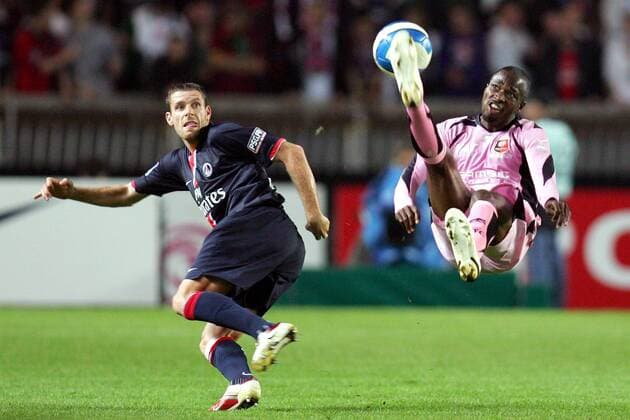 John Utaka (Rennes, re.) - Fallrückzieher, daneben Sylvain Armand (Paris St. Germain) - (pan 16994) Fußball Herren Ligue 1 2006 2007, 1. Französische Liga, Paris Saint Germain - Stade Rennais 1:0, PSG, Rennes Gruppe Paris Dynamik, Fußball Herren Ligue 1 2006 2007, 1. Französische Liga, Paris Saint Germain - Stade Rennais 1:0, PSG, Rennes Gruppe Paris Dynamik,