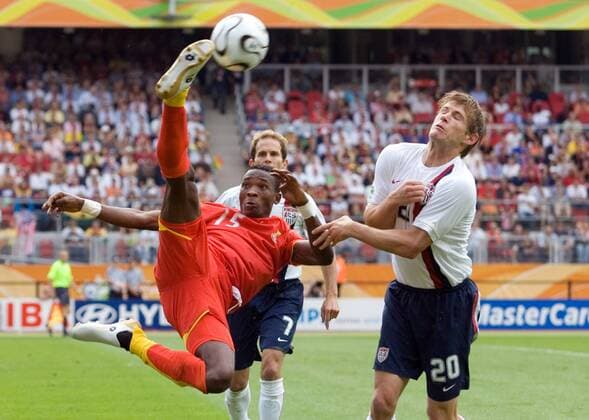 John Pantsil (Ghana, li.) - Fallrückzieher gegen Brian McBride (USA) - Fußball WM Herren WM 2006, Länderspiel, Nationalteam, Nationaltrikot, Gruppe E Gruppe Nürnberg Dynamik, Fußball WM Herren WM 2006, Länderspiel, Nationalteam, Nationaltrikot, Gruppe E Gruppe Nürnberg Dynamik,
