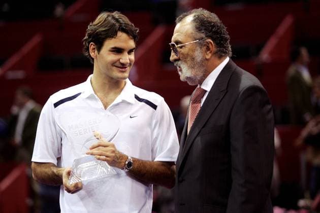 Ion Tiriac (Rumänien, re.) gratuliert Roger Federer (Schweiz) zum Gewinn des Madrid Masters 2006 -  Tennis Herren Masters Series 2006, ATP Tour Gruppe Madrid Tennis Herren Masters Series 2006, ATP Tour Gruppe Madrid
