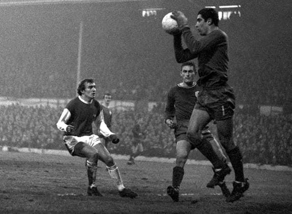 Torwart Peter Shilton (Leicester) fängt den Ball, daneben George Johnstone (Arsenal) - Fußball Herren English First Division 1967 1968, One, 1. Englische Liga, Leicester City - Arsenal FC London 2:2 Gruppe Leicester Dynamik, Abwehr, Fußball Herren English First Division 1967 1968, One, 1. Englische Liga, Leicester City - Arsenal FC London 2:2 Gruppe Leicester Dynamik, Abwehr,