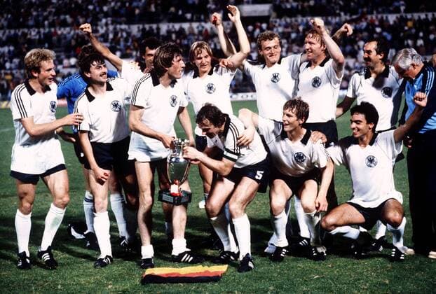Europameister BR Deutschland, hi.v.li.: Karl Heinz Rummenigge, Klaus Allofs, Bernd Cullmann (verdeckt), Manfred Kaltz mit dem Coupe Henri Delaunay, Bernd Schuster, Hans Peter Briegel, Horst Hrubesch, Uli ... - Fußball Länderspiel Herren EM 1980, Nationalmannschaft, Nationaltrikot, Finale, Endspiel Totale Jubel, jubeln, Siegesjubel Rom Fußball Länderspiel Herren EM 1980, Nationalmannschaft, Nationaltrikot, Finale, Endspiel Totale Jubel, jubeln, Siegesjubel Rom