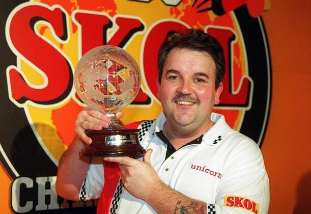 Weltmeister Phil Taylor (England) präsentiert stolz die Trophäe für den Gewinn der World Darts Championships 1998 -  Dart WM Herren Skol World Darts Championships 1998, Weltmeisterschaft, Darten, Pfeilwerfen, Pfeil, Dartwerfen Einzelbild Thurrock, Steel, Steeldart Freude, Dart WM Herren Skol World Darts Championships 1998, Weltmeisterschaft, Darten, Pfeilwerfen, Pfeil, Dartwerfen Einzelbild Thurrock, Steel, Steeldart Freude,