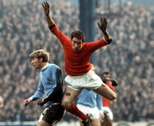 Francis Burns (Manchester United, re.) kommt gegen Colin Bell (Manchester City) zu Fall - Fußball Herren English Football League First Division 1969 1970, One, 1. Englische Liga, ManU Gruppe Manchester Dynamik, Kampf, Fußball Herren English Football League First Division 1969 1970, One, 1. Englische Liga, ManU Gruppe Manchester Dynamik, Kampf,