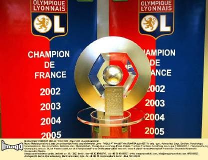Neuer Meisterpokal der Ligue Une präsentiert vom aktuellen Meister Lyon -  (pan18773) Fußball Herren Ligue 1 2006 2007, 1. Französische Liga, Olympique Lyonnais, OL o0 Präsentation Einzelbild o0 Meistertrophäe neue neu neuer Lyon o0 Champion de France Fußball Herren Ligue 1 2006 2007, 1. Französische Liga, Olympique Lyonnais, OL o0 Präsentation Einzelbild o0 Meistertrophäe neue neu neuer Lyon o0 Champion de France  