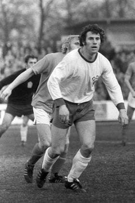 Eberhard Vogel (vorn, DDR) und Jan Pivarnik (CSSR) in Erwartung des Balles Fußball Länderspiel Herren Freundschaftsspiel 1974, Test, Testspiel, Nationalteam, Nationaltrikot, DDR - CSSR 1:0, Vneg, Vsw Gruppe Dresden Fußball Länderspiel Herren Freundschaftsspiel 1974, Test, Testspiel, Nationalteam, Nationaltrikot, DDR - CSSR 1:0, Vneg, Vsw Gruppe Dresden