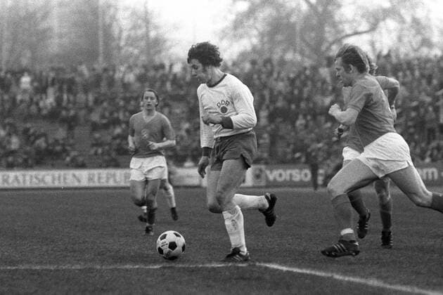 Eberhard Vogel (li., DDR) am Ball Fußball Länderspiel Herren Freundschaftsspiel 1974, Test, Testspiel, Nationalteam, Nationaltrikot, DDR - CSSR 1:0, Vneg, Vsw Gruppe Dresden Dynamik, Fußball Länderspiel Herren Freundschaftsspiel 1974, Test, Testspiel, Nationalteam, Nationaltrikot, DDR - CSSR 1:0, Vneg, Vsw Gruppe Dresden Dynamik,