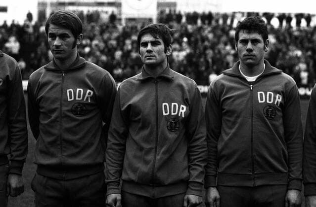 Nationalhymne DDR v.li.: Harald Irmscher, Peter Ducke und Eberhard Vogel Fußball Länderspiel Herren Freundschaftsspiel 1970, Test, Testspiel, Nationalmannschaft, Vneg, Vsw Gruppe Fußball Länderspiel Herren Freundschaftsspiel 1970, Test, Testspiel, Nationalmannschaft, Vneg, Vsw Gruppe