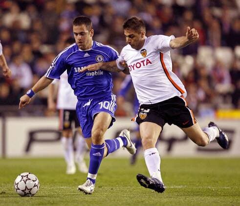 Joe Cole (Chelsea, li.) gegen Joaquin (Valencia) - EDITORIAL USE ONLY. No use with unauthorised audio, video, data, fixture lists, club league logos or live services. Online in-match use limited to 120 images, no video emulation. No use in betting, games or single club league player publications. Fußball EC 1 Herren Champions League 2006 2007, Valencia CF - Chelsea FC London 1:2 Gruppe Valencia Dynamik, Fußball EC 1 Herren Champions League 2006 2007, Valencia CF - Chelsea FC London 1:2 Gruppe Valencia Dynamik,
