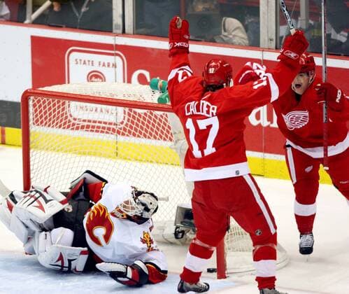 Kyle Calder (Mitte) und Jiri Hudler (beide Detroit Red Wings) - Torjubel, Torwart Miikka Kiprusoff (Calgary Flames) enttäuscht - (DEP2007041206) Eishockey Herren NHL 2006 2007, Playoffs, Playoff, Play Offs, Off, Detroit Red Wings - Calgary Flames (Kanada) 4:1 Gruppe Detroit Freude, Enttäuschung, Eishockey Herren NHL 2006 2007, Playoffs, Playoff, Play Offs, Off, Detroit Red Wings - Calgary Flames (Kanada) 4:1 Gruppe Detroit Freude, Enttäuschung,