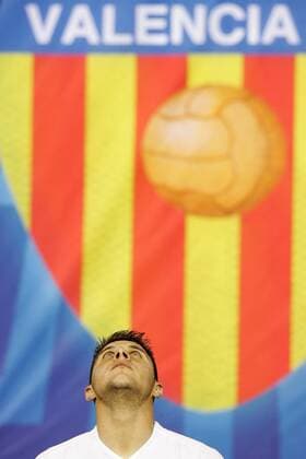 Joaquin (Valencia) blickt ehrfürchtig auf sein Vereinslogo -  Fußball EC 1 Herren Saison 2006 2007, Valencia CF o0 Champions League Einzelbild Valencia Unterwerfung Fußball EC 1 Herren Saison 2006 2007, Valencia CF o0 Champions League Einzelbild Valencia Unterwerfung