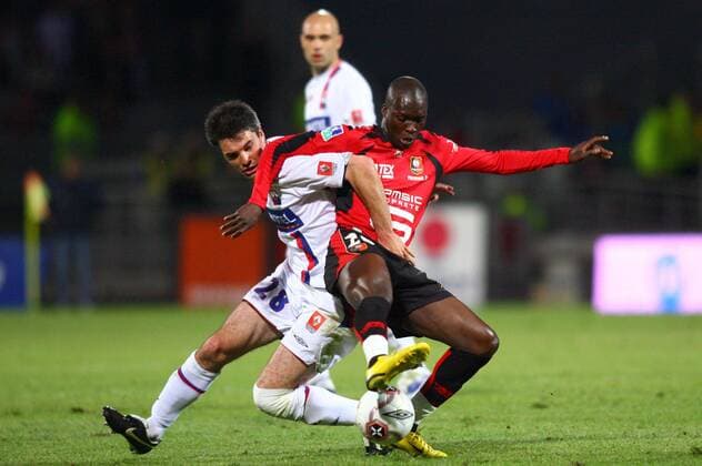 Moussa Sow (Rennes, re.) gegen Jeremy Toulalan (Lyon) - (pan19933) Fußball Herren Ligue 1 2006 2007, 1. Französische Liga, Olympique Lyonnais - Stade Rennais 0:0, OL Gruppe Lyon Dynamik, Kampf, Fußball Herren Ligue 1 2006 2007, 1. Französische Liga, Olympique Lyonnais - Stade Rennais 0:0, OL Gruppe Lyon Dynamik, Kampf,