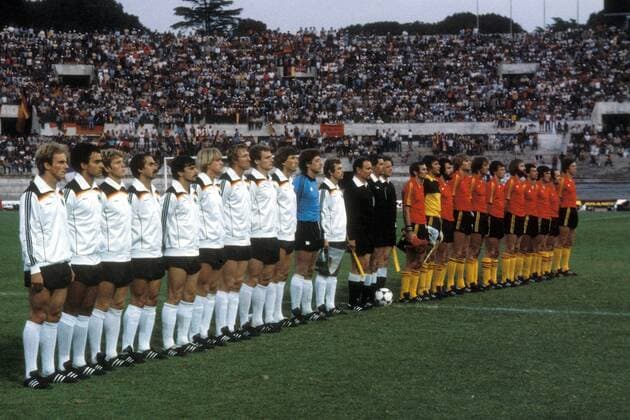 Nationalhymne v.li.: Karl Heinz Rummenigge, Hansi Müller, Karl Heinz Förster, Ulli Stielike, Klaus Allofs, Bernd Schuster, Horst Hrubesch, Hans Peter Briegel, Manfred Kaltz, Torwart Harald - Toni - Schumacher, Bernard Dietz (alle BR Deutschland), ... Fußball Herren EM 1980, Nationalmannschaft Nationaltrikot BRD - Belgien 2:1, Bernd Bernhard Hans Uli Karlheinz Vdia Totale Finale Endspiel Hymne, van der Eycken Rom Mannschaftsbild Mannschaftsvorstellung Fußball Herren EM 1980, Nationalmannschaft Nationaltrikot BRD - Belgien 2:1, Bernd Bernhard Hans Uli Karlheinz Vdia Totale Finale Endspiel Hymne, van der Eycken Rom Mannschaftsbild Mannschaftsvorstellung
