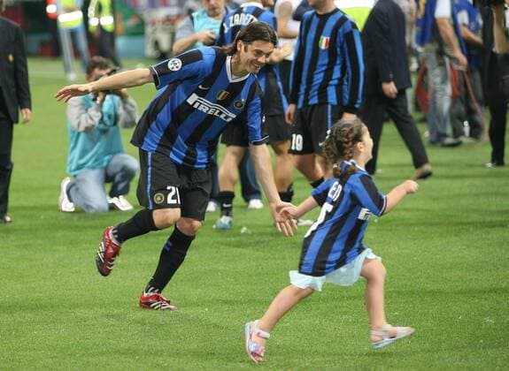 Santiago Solari (Inter Mailand) feiert den Gewinn der 15. Meisterschaft und spielt dabei Fangen mit einem kleinen Kind - Fußball Herren Serie A 2006 2007, 1. Italienische Liga, FC Internazionale Mailand, Gruppe Mailand Freude, Fußball Herren Serie A 2006 2007, 1. Italienische Liga, FC Internazionale Mailand, Gruppe Mailand Freude,