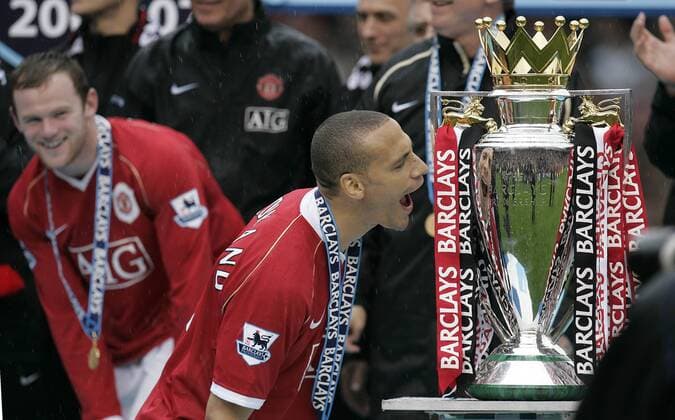 Manchester United ist englischer Meister 2007 - Rio Ferdinand schreit während der Siegerehrung den Pokal an, Wayne Rooney (li.) amüsiert sich darüber - EDITORIAL USE ONLY. No use with unauthorised audio, video, data, fixture lists, club league logos or live services. Online in-match use limited to 120 images, no video emulation. No use in betting, games or single club league player publications. Fußball Herren English Premier League 2006 2007, 1. Englische Liga, Manchester United, ManU, Vdig Gruppe Manchester Freude, Fußball Herren English Premier League 2006 2007, 1. Englische Liga, Manchester United, ManU, Vdig Gruppe Manchester Freude,
