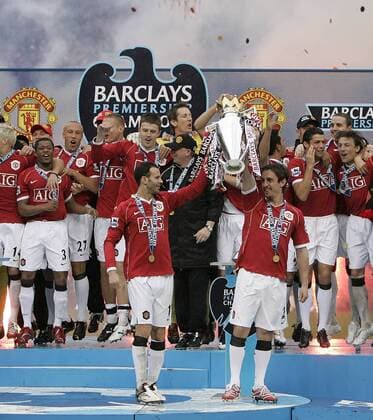 Manchester United ist englischer Meister 2007 - Ryan Giggs (li.) und Gary Neville präsentieren während der Siegerehrung vor ihren Mitspielern die Trophäe - EDITORIAL USE ONLY. No use with unauthorised audio, video, data, fixture lists, club league logos or live services. Online in-match use limited to 120 images, no video emulation. No use in betting, games or single club league player publications. Fußball Herren English Premier League 2006 2007, 1. Englische Liga, Manchester United, ManU, Vdig Totale Manchester Begeisterung, Freude, Fußball Herren English Premier League 2006 2007, 1. Englische Liga, Manchester United, ManU, Vdig Totale Manchester Begeisterung, Freude,