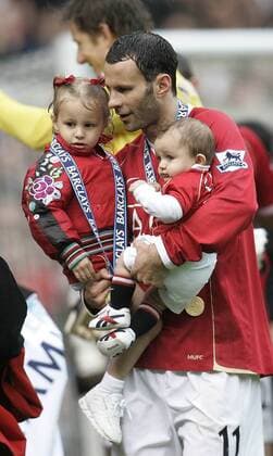 Manchester United ist englischer Meister 2007 - Ryan Giggs feiert mit seinen Kindern - EDITORIAL USE ONLY. No use with unauthorised audio, video, data, fixture lists, club league logos or live services. Online in-match use limited to 120 images, no video emulation. No use in betting, games or single club league player publications. Fußball Herren English Premier League 2006 2007, 1. Englische Liga, Manchester United, ManU, Vdig Gruppe Manchester Freude, Fußball Herren English Premier League 2006 2007, 1. Englische Liga, Manchester United, ManU, Vdig Gruppe Manchester Freude,